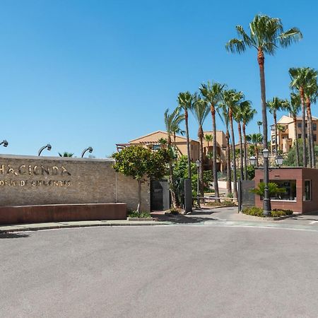 Large 3-Bedroom Nestled In Golf Paradise エステポナ エクステリア 写真