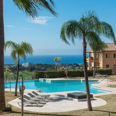 Large 3-Bedroom Nestled In Golf Paradise エステポナ エクステリア 写真