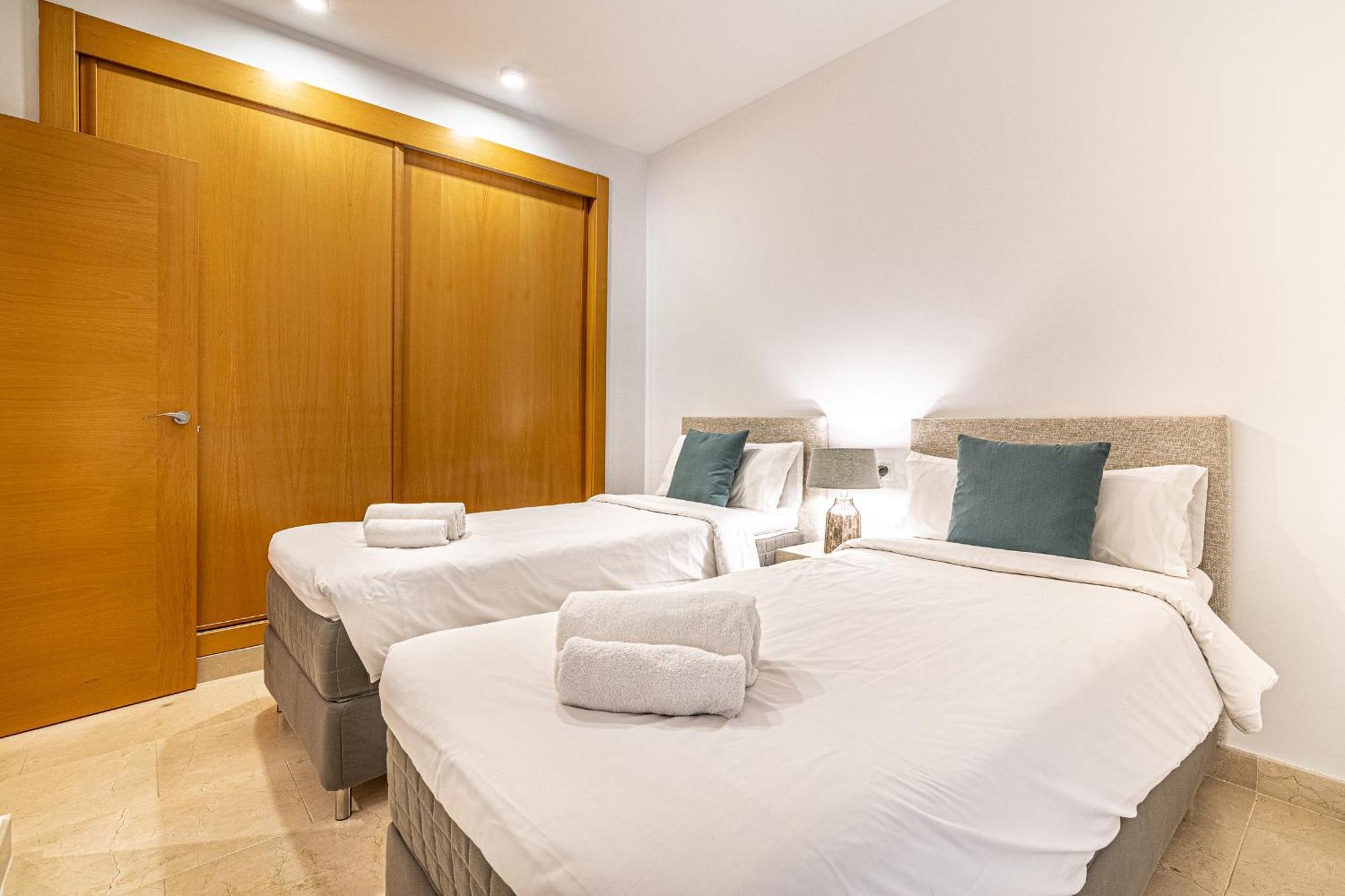 Large 3-Bedroom Nestled In Golf Paradise エステポナ エクステリア 写真