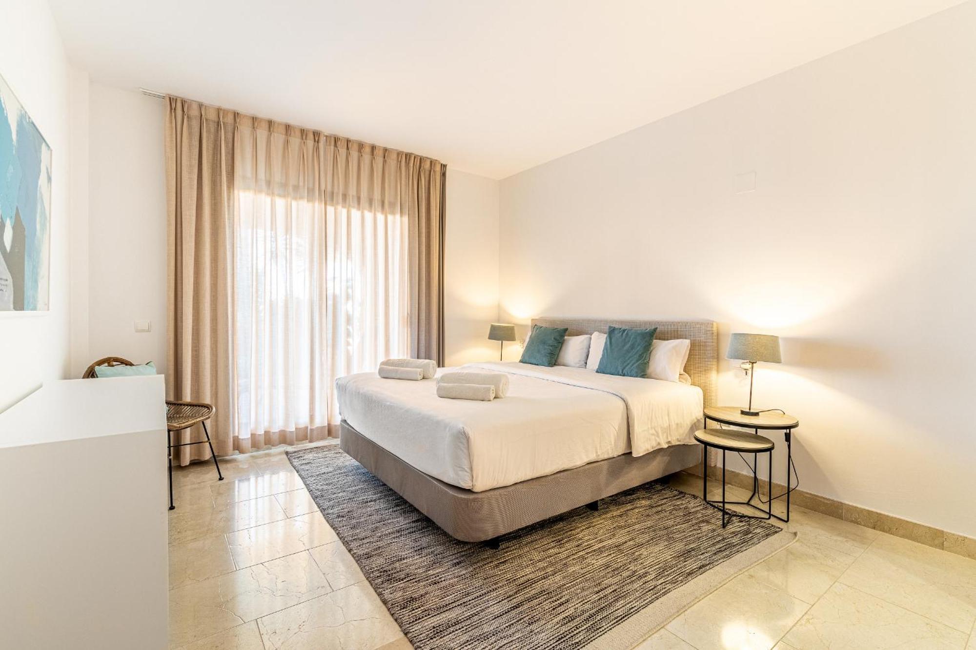 Large 3-Bedroom Nestled In Golf Paradise エステポナ エクステリア 写真