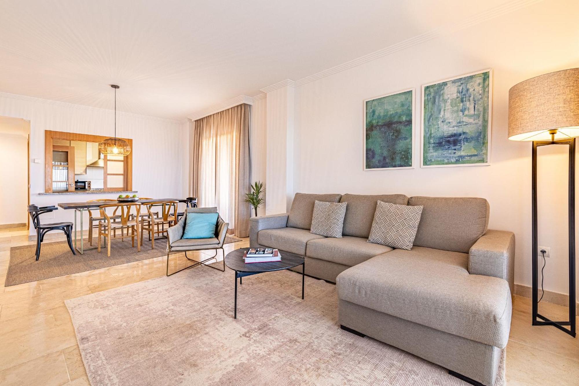 Large 3-Bedroom Nestled In Golf Paradise エステポナ エクステリア 写真