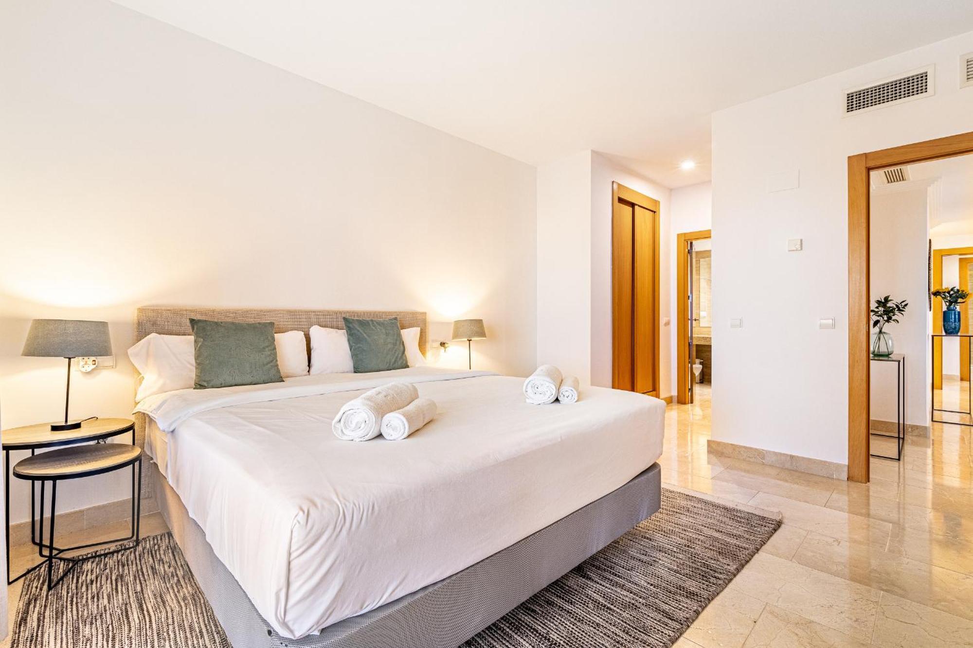 Large 3-Bedroom Nestled In Golf Paradise エステポナ エクステリア 写真