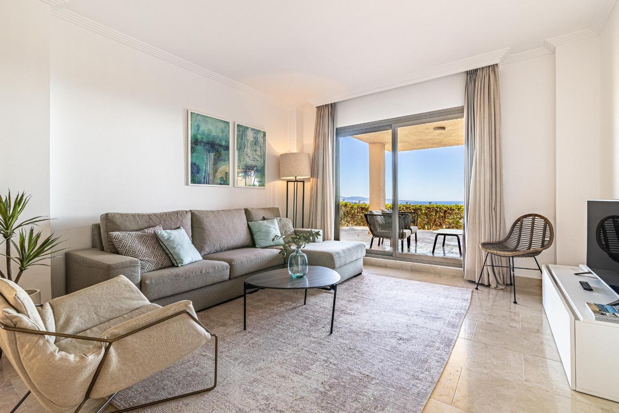 Large 3-Bedroom Nestled In Golf Paradise エステポナ エクステリア 写真
