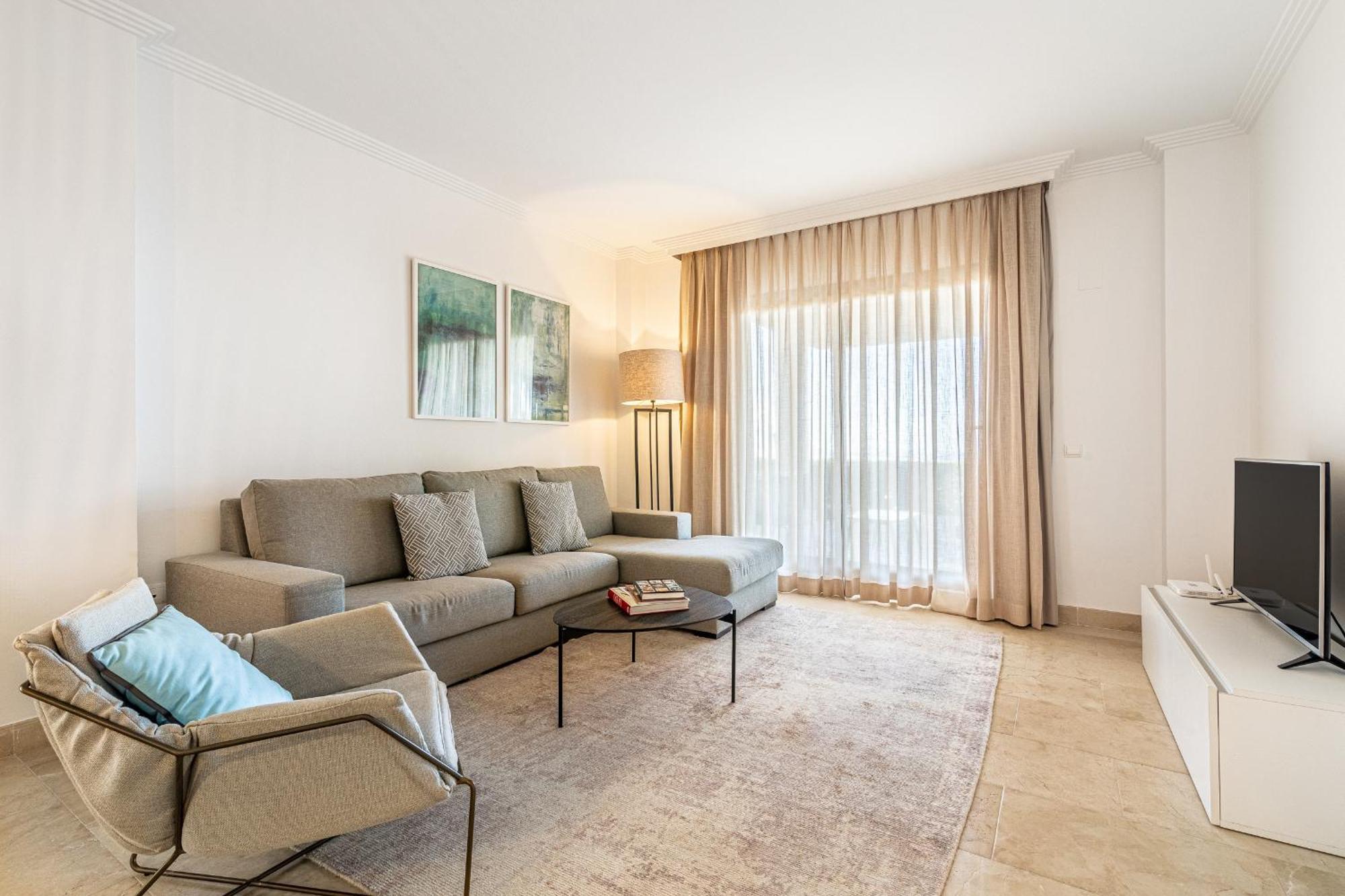 Large 3-Bedroom Nestled In Golf Paradise エステポナ エクステリア 写真