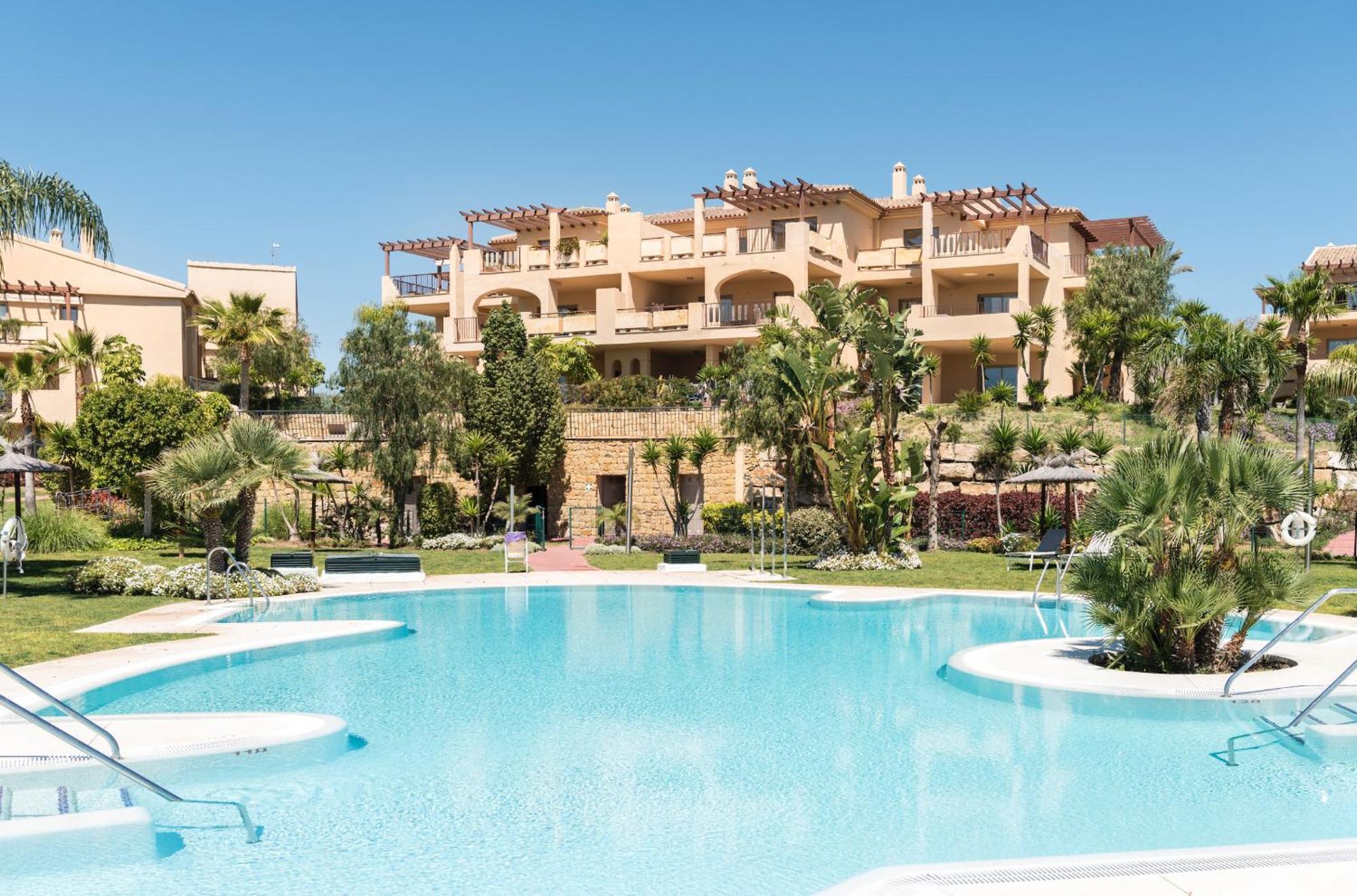 Large 3-Bedroom Nestled In Golf Paradise エステポナ エクステリア 写真