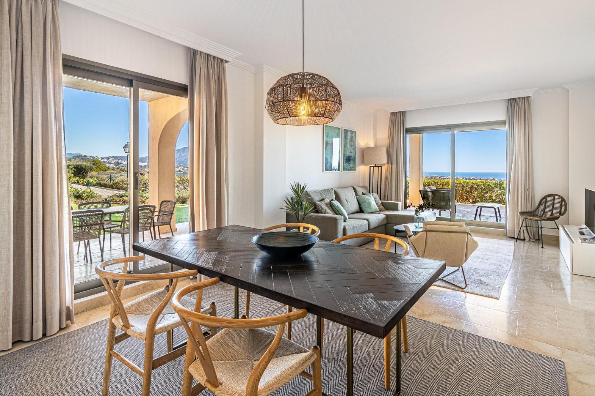 Large 3-Bedroom Nestled In Golf Paradise エステポナ エクステリア 写真