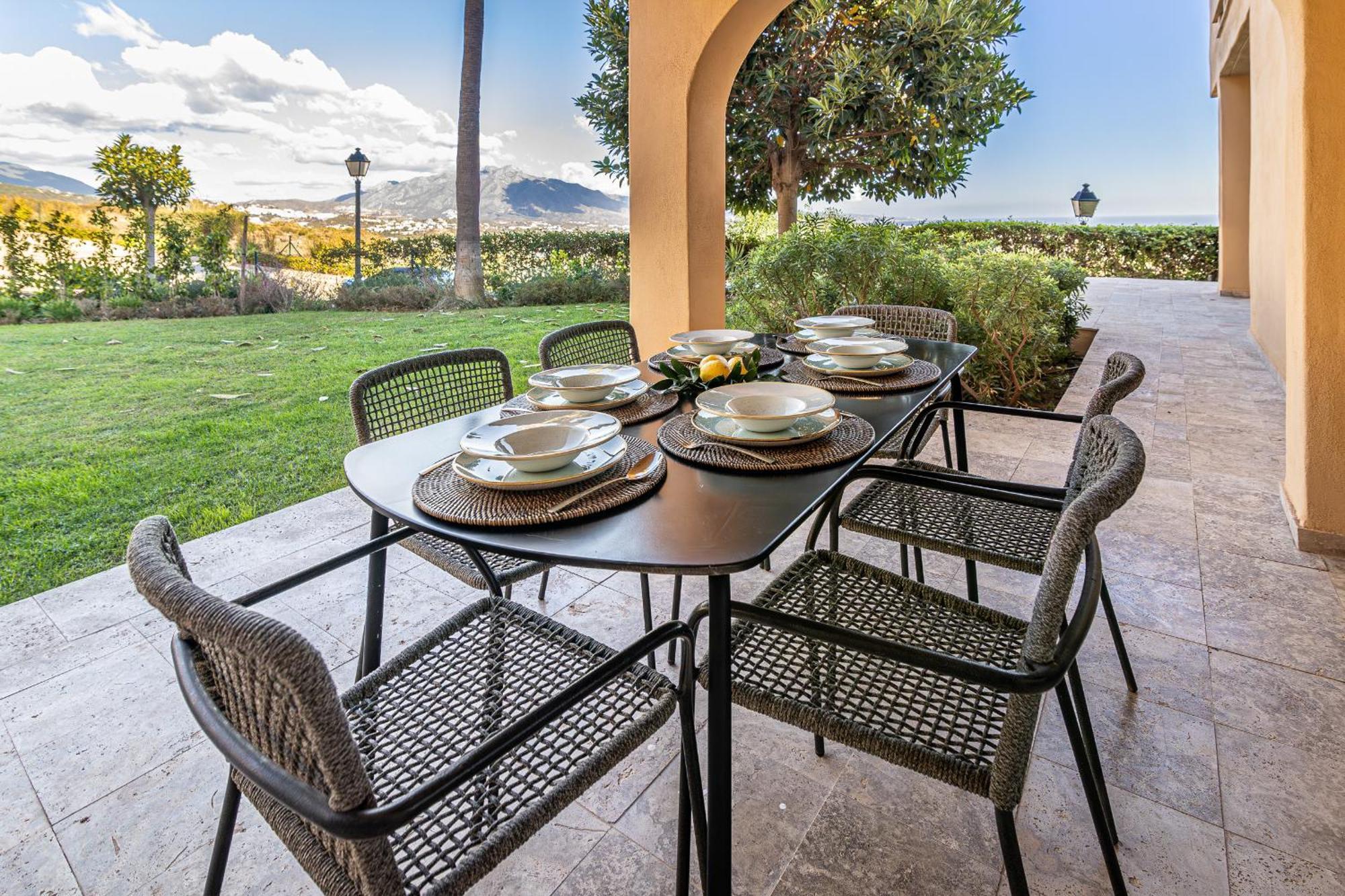 Large 3-Bedroom Nestled In Golf Paradise エステポナ エクステリア 写真
