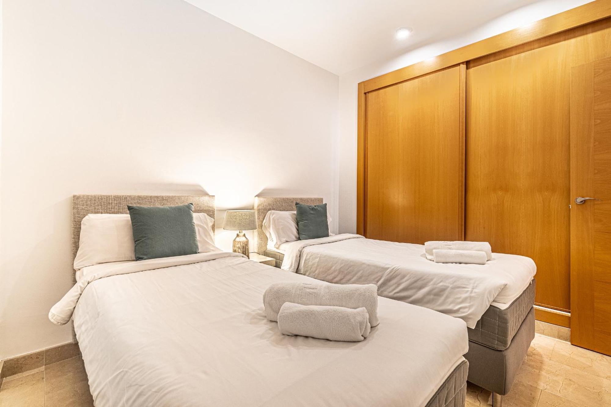 Large 3-Bedroom Nestled In Golf Paradise エステポナ エクステリア 写真