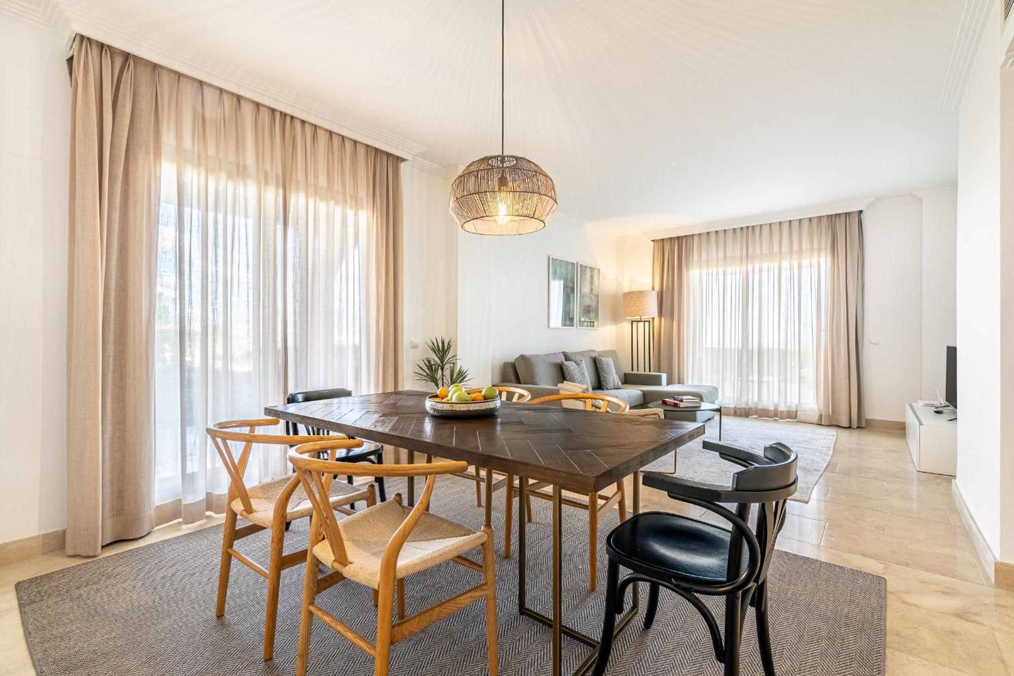 Large 3-Bedroom Nestled In Golf Paradise エステポナ エクステリア 写真