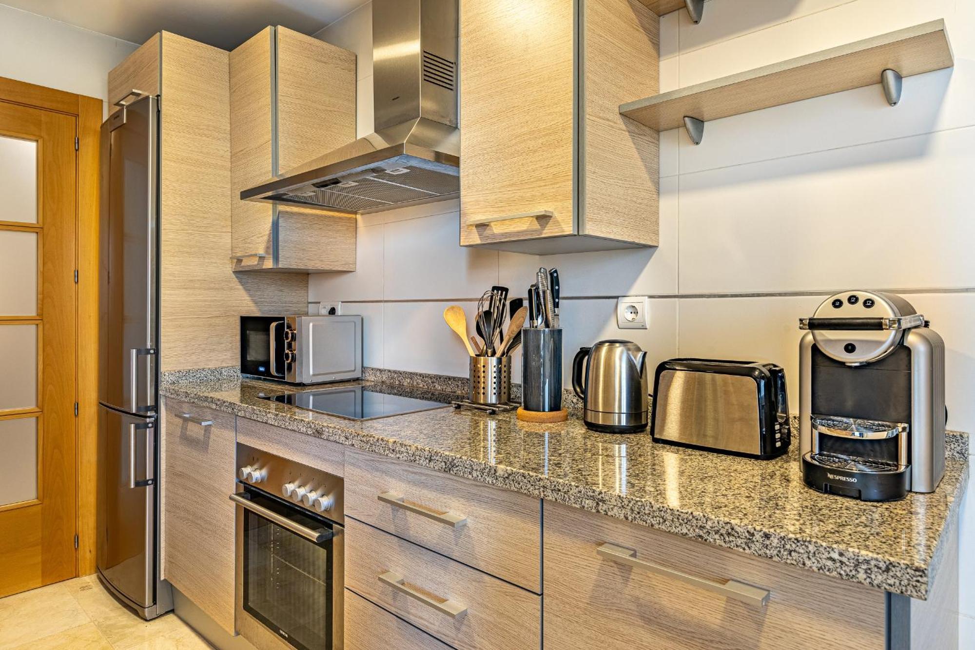 Large 3-Bedroom Nestled In Golf Paradise エステポナ エクステリア 写真