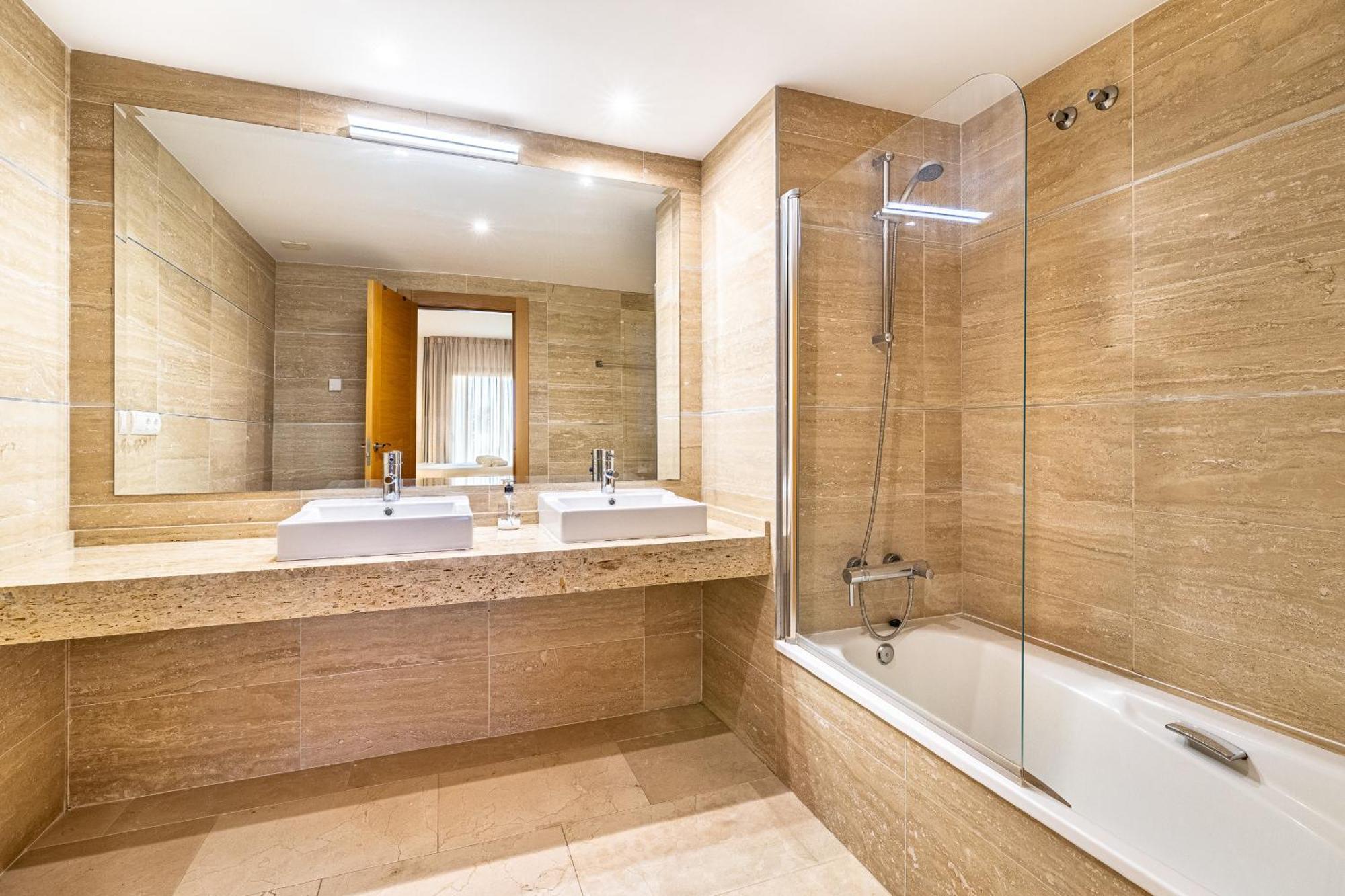 Large 3-Bedroom Nestled In Golf Paradise エステポナ エクステリア 写真