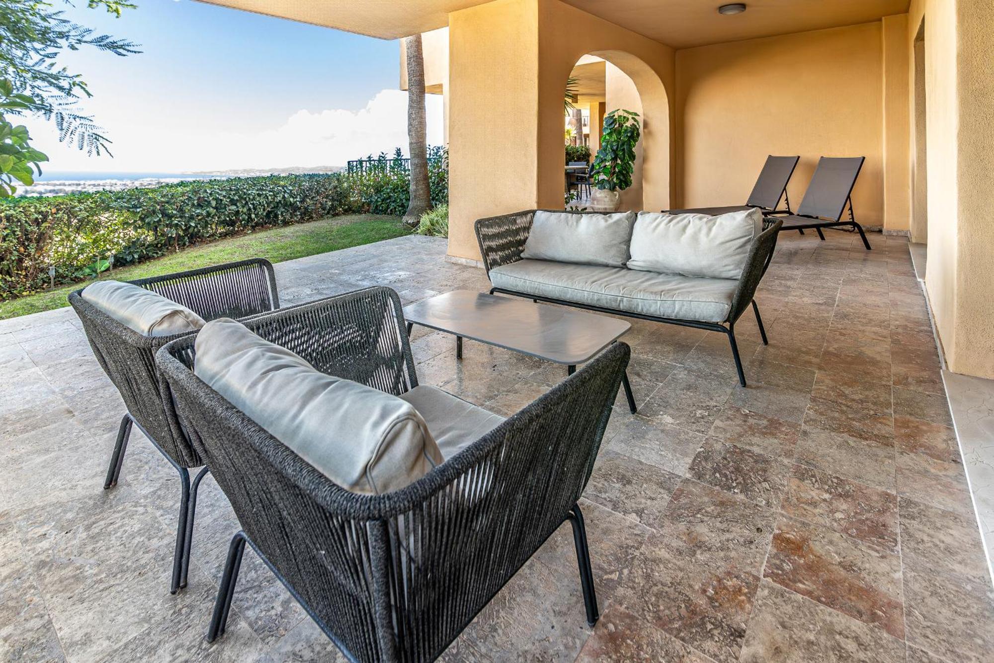 Large 3-Bedroom Nestled In Golf Paradise エステポナ エクステリア 写真