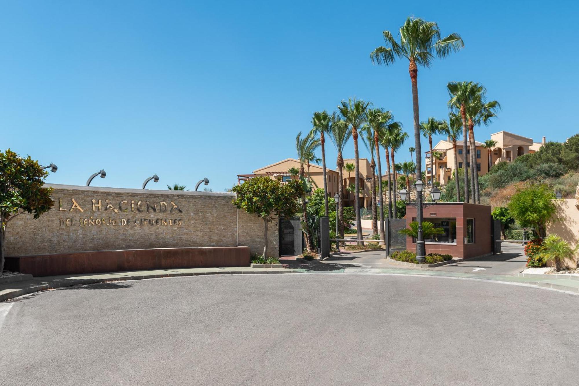 Large 3-Bedroom Nestled In Golf Paradise エステポナ エクステリア 写真