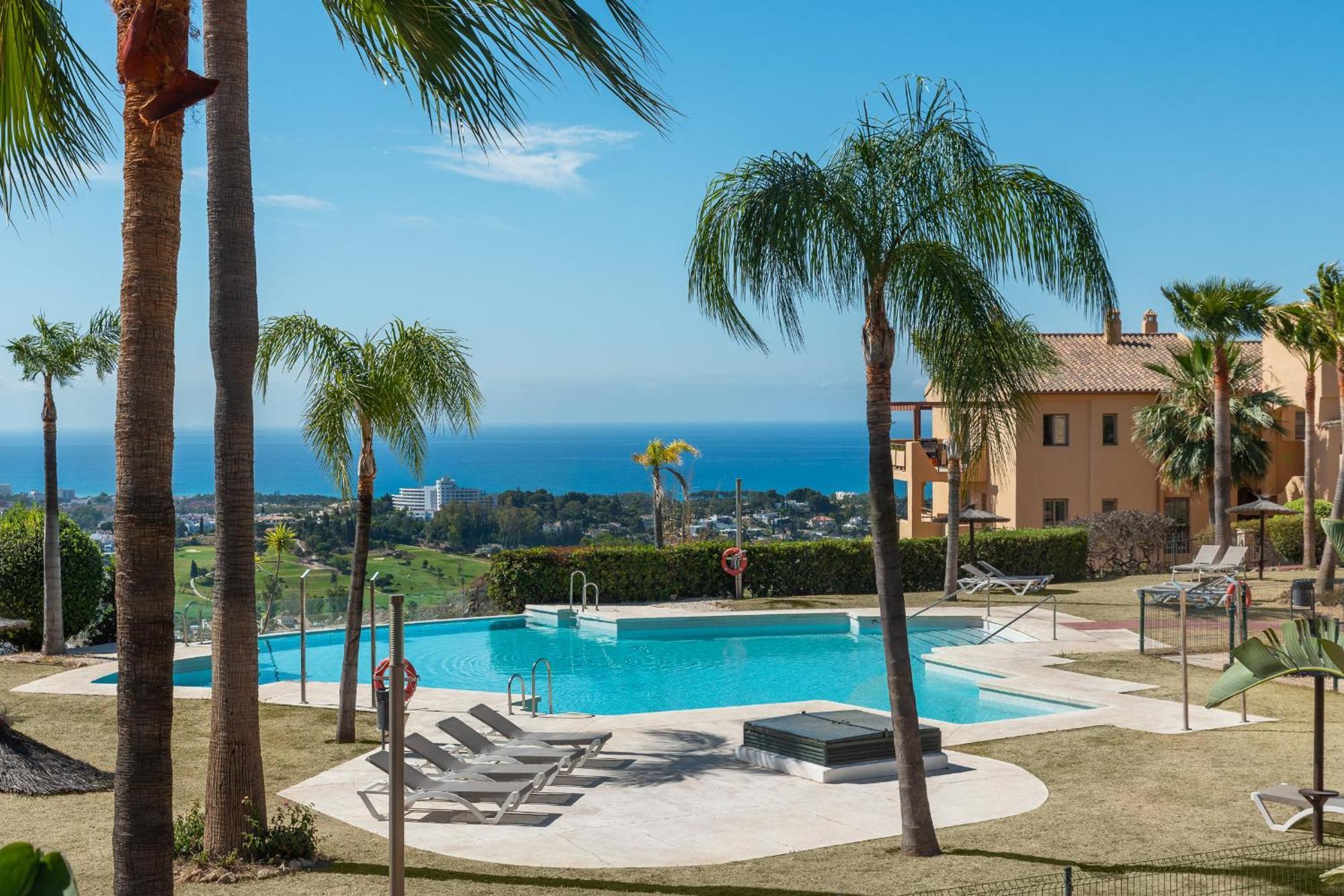 Large 3-Bedroom Nestled In Golf Paradise エステポナ エクステリア 写真