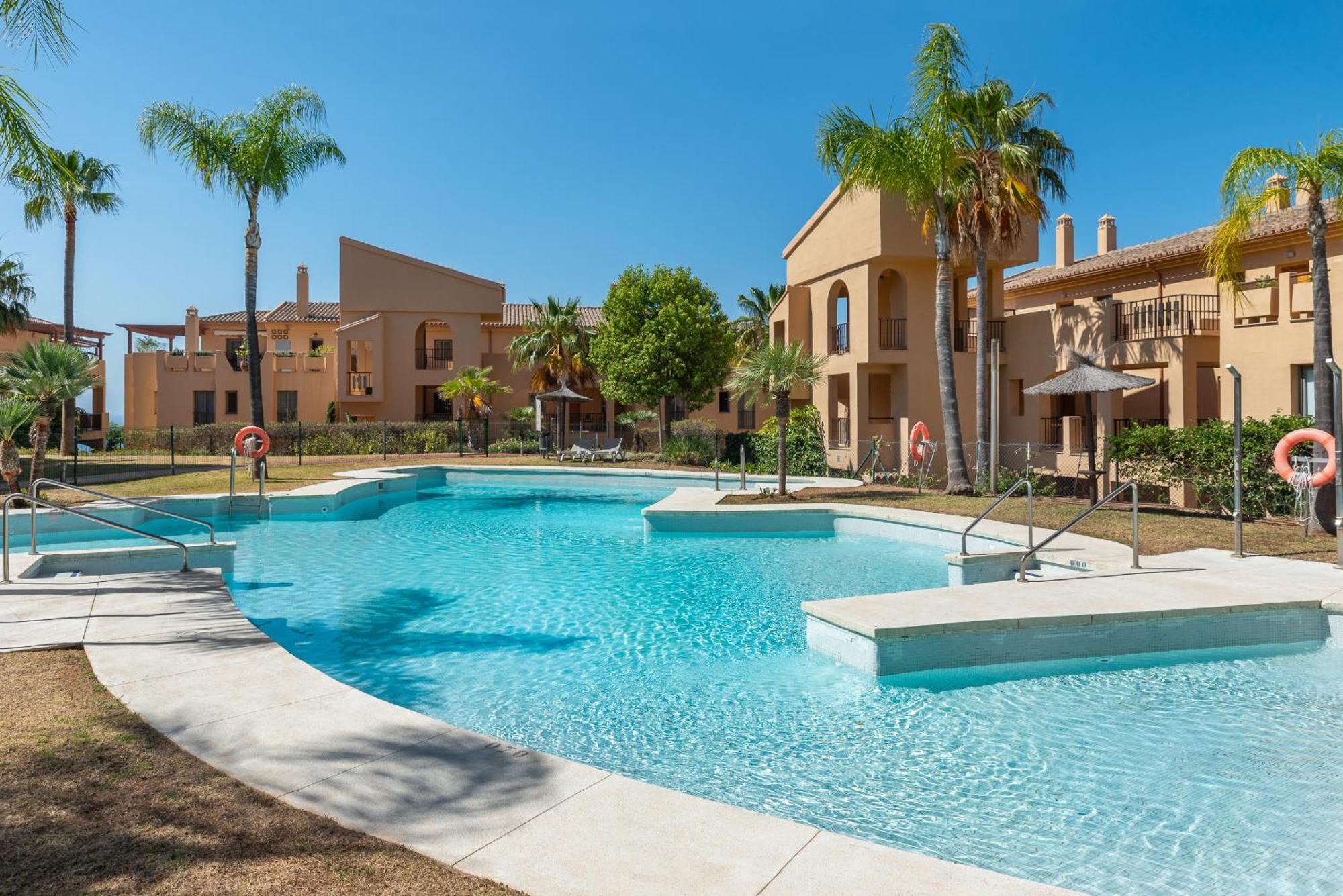 Large 3-Bedroom Nestled In Golf Paradise エステポナ エクステリア 写真