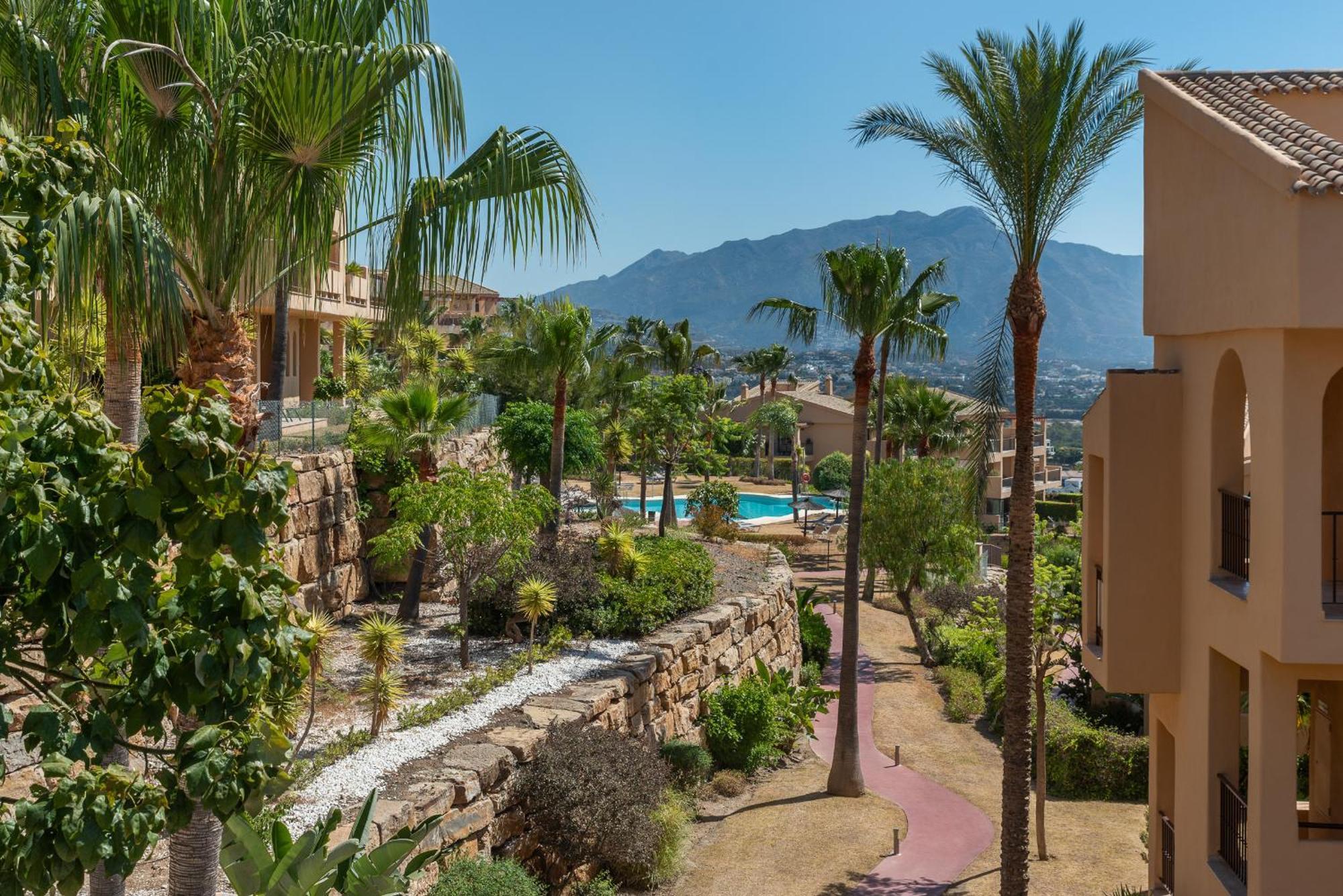 Large 3-Bedroom Nestled In Golf Paradise エステポナ エクステリア 写真