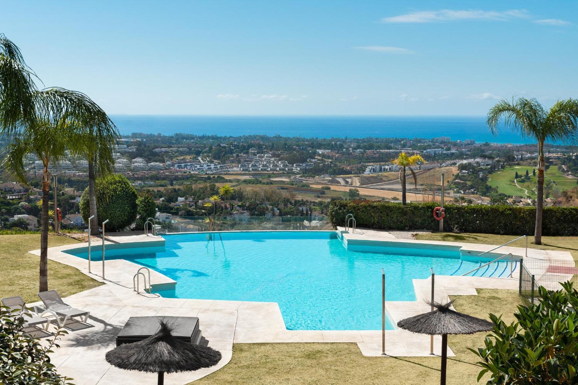Large 3-Bedroom Nestled In Golf Paradise エステポナ エクステリア 写真