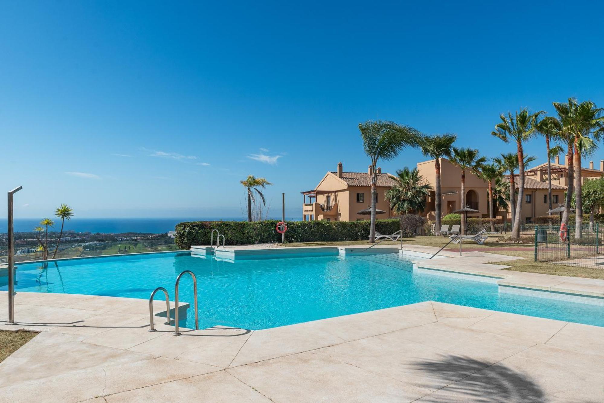 Large 3-Bedroom Nestled In Golf Paradise エステポナ エクステリア 写真