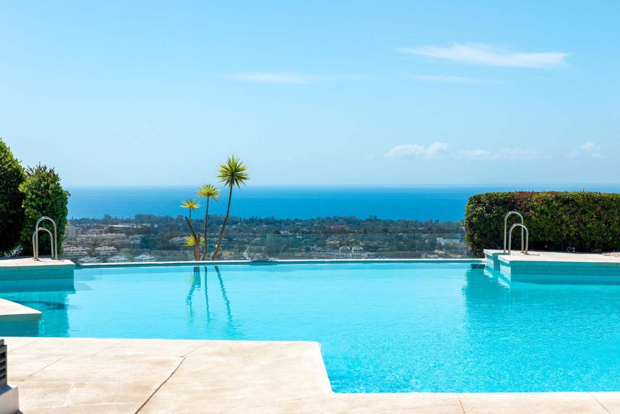 Large 3-Bedroom Nestled In Golf Paradise エステポナ エクステリア 写真