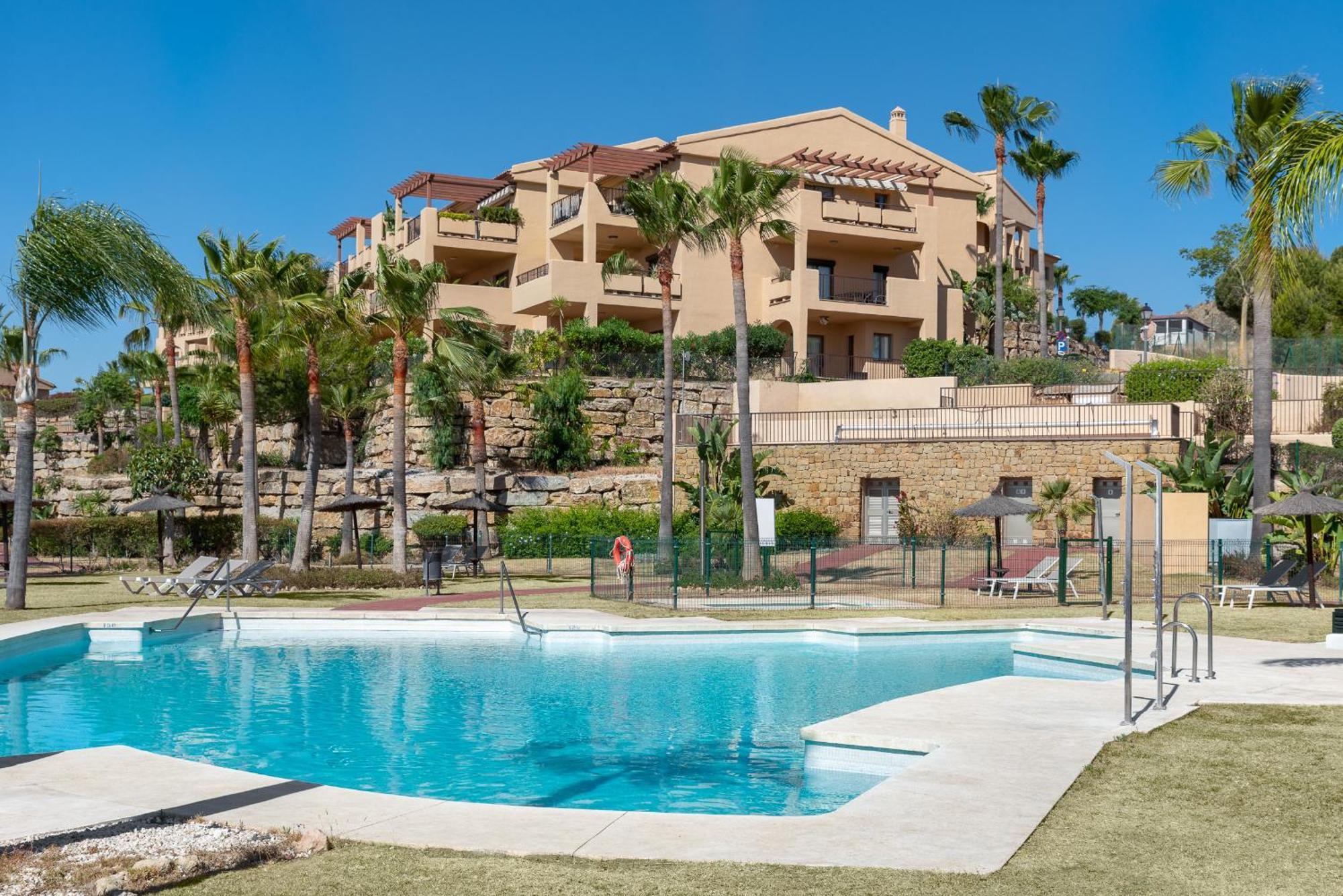 Large 3-Bedroom Nestled In Golf Paradise エステポナ エクステリア 写真