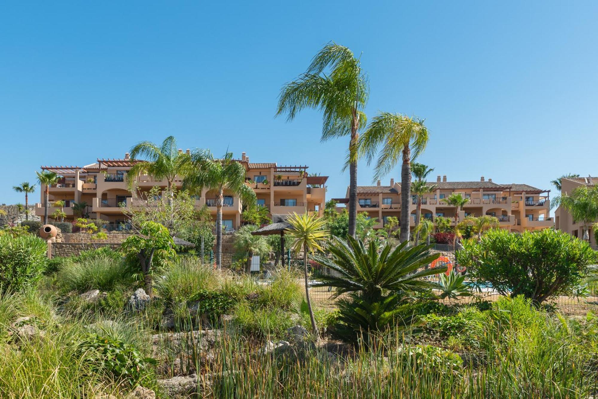 Large 3-Bedroom Nestled In Golf Paradise エステポナ エクステリア 写真