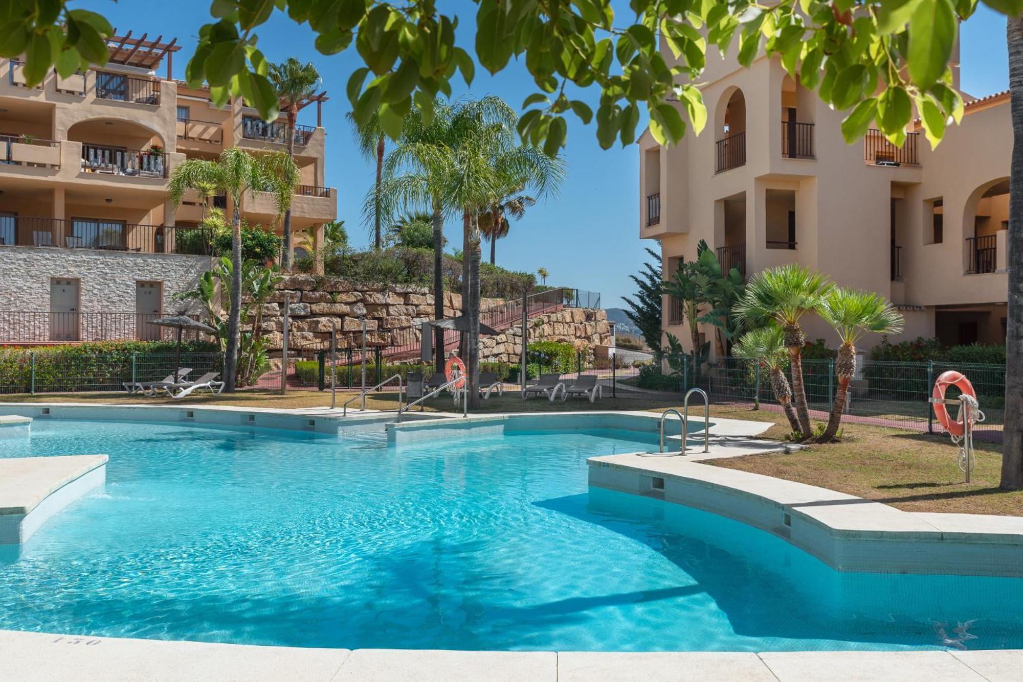 Large 3-Bedroom Nestled In Golf Paradise エステポナ エクステリア 写真