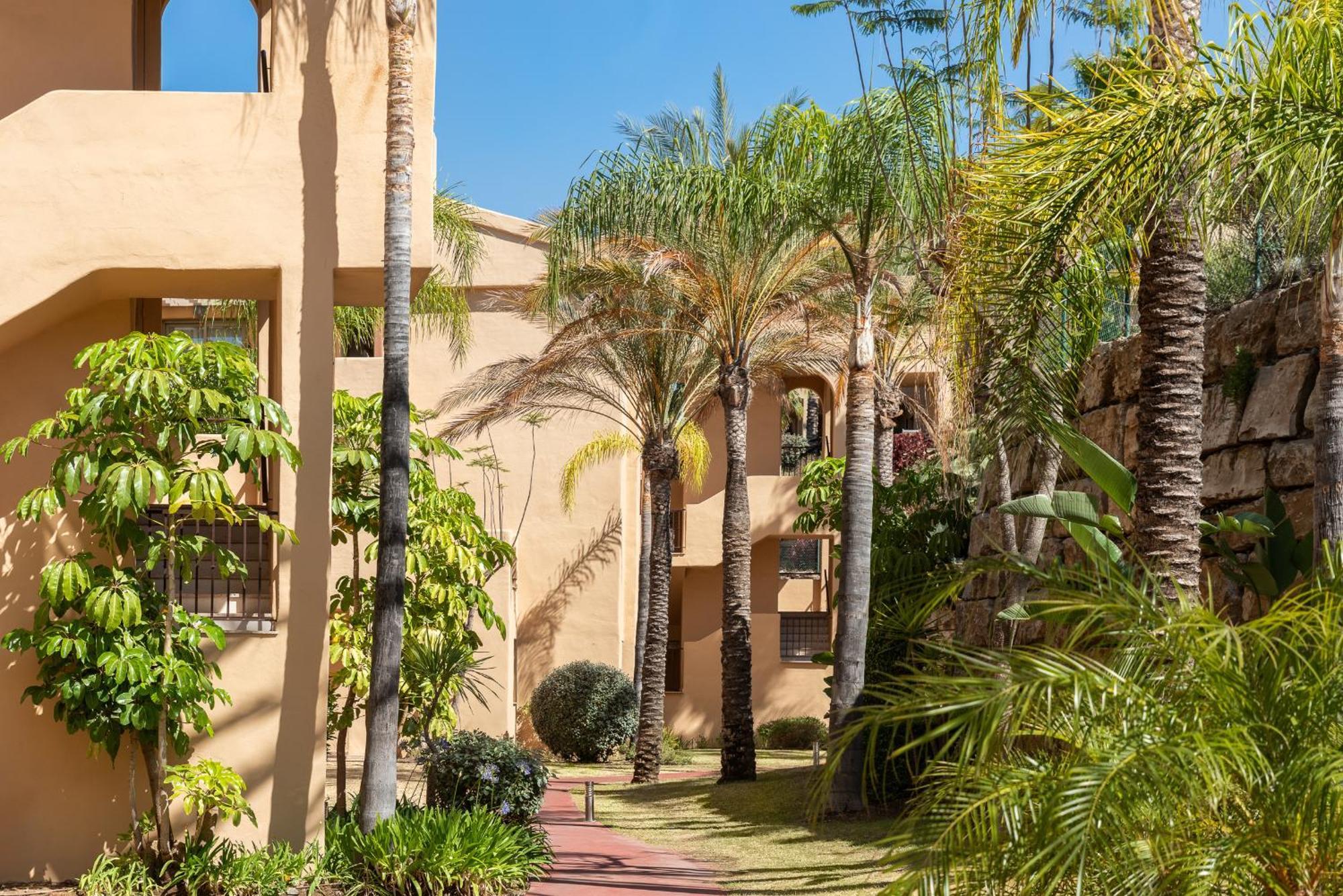 Large 3-Bedroom Nestled In Golf Paradise エステポナ エクステリア 写真