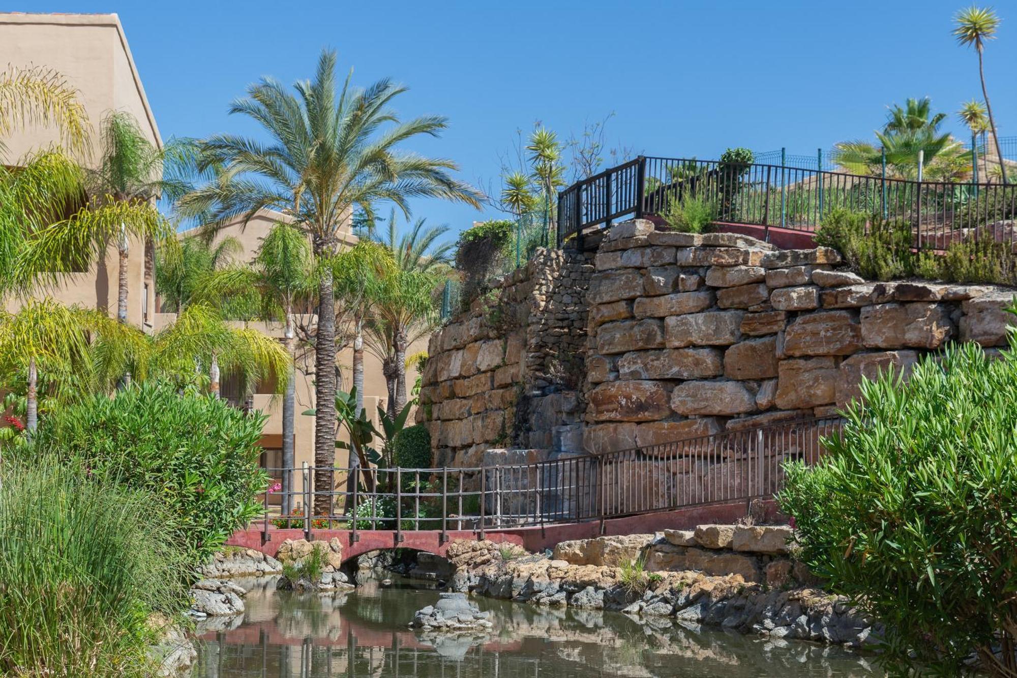 Large 3-Bedroom Nestled In Golf Paradise エステポナ エクステリア 写真